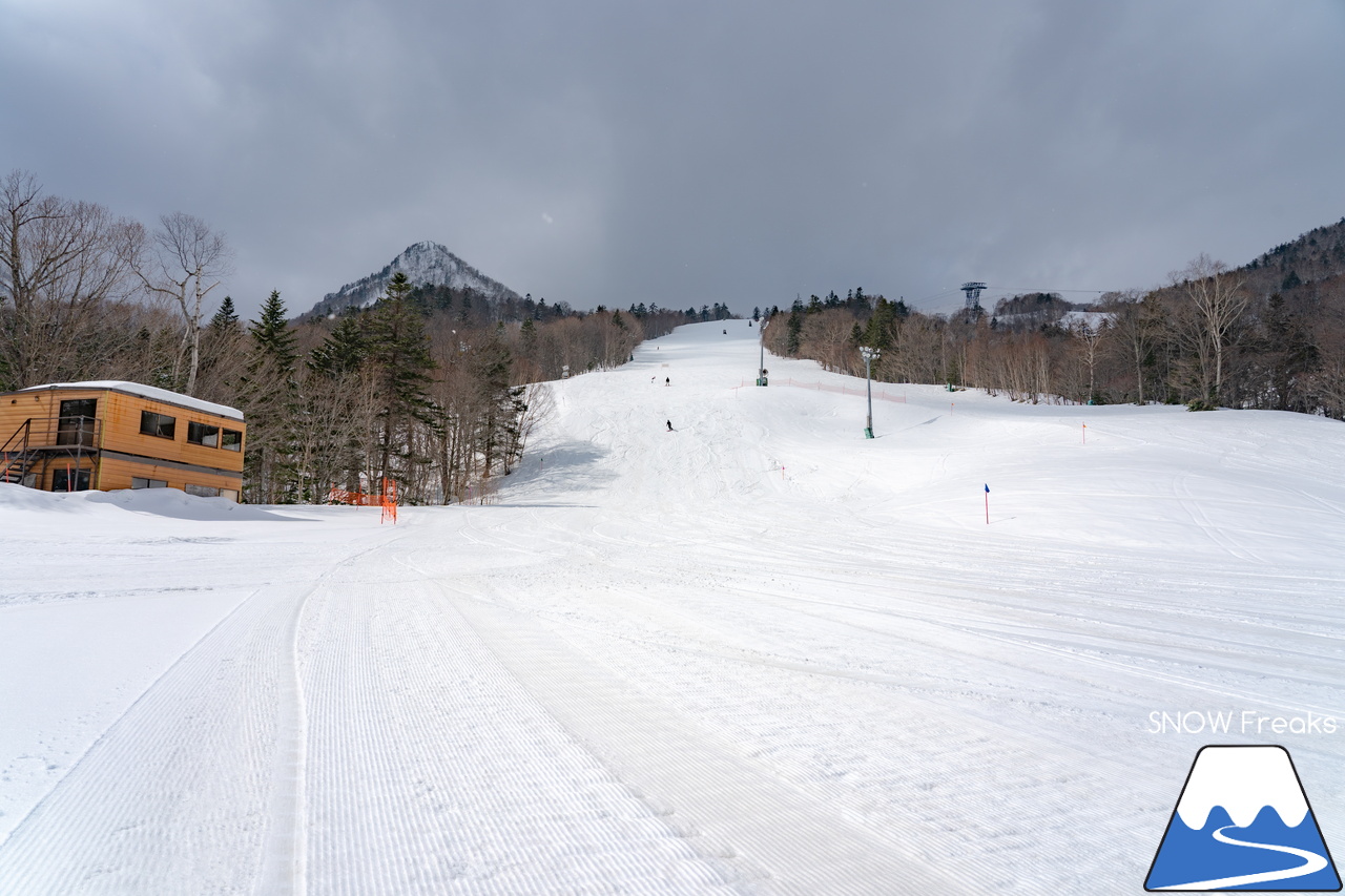 富良野スキー場｜季節は、まだ冬？それとも…？小雪が舞い、たくさんの雪が残る富良野スキー場で、春の恒例イベント『春スキー池渡り大会』開催(^^)/